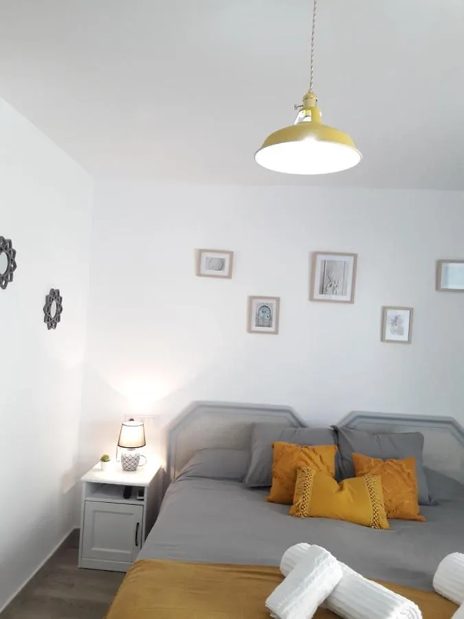 Iris Apartment, בנאלמדנה